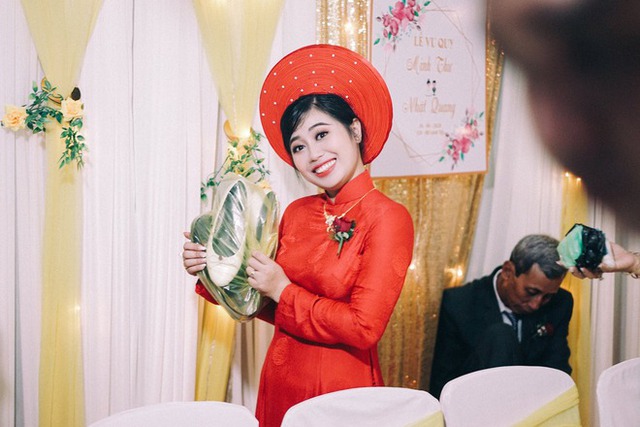 Đám cưới mùa nước nổi: Cô dâu chú rể thả dép đi chân trần lội nước - Ảnh 15.