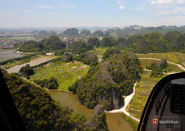 Đi Tràng An bằng máy bay: những vị khách đầu tiên đã được bay thử nghiệm ngắm cố đô trên trực thăng - Ảnh 1.