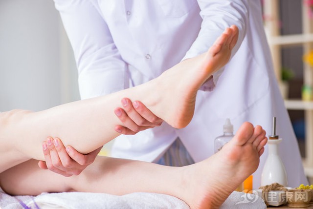 3 đặc điểm xuất hiện trên bàn chân chính là dấu hiệu sống thọ, ngâm chân rất tốt nhưng cảnh báo 4 nhóm người cần tránh làm - Ảnh 2.
