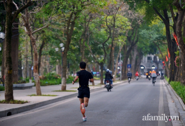 Hà Nội sáng mùng 1 Tết: Đường đông hơn mọi năm nhưng vẫn thênh thang yên bình đến lạ, người dân thong thả đạp xe, đi lễ đền Ngọc Sơn - Ảnh 9.