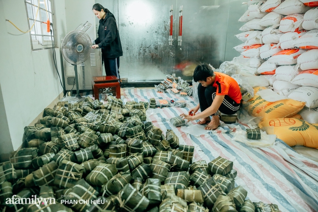 Làng bánh chưng Tranh Khúc nhộn nhịp vụ Tết: Những người thợ được lập trình cứ 30 giây xong một chiếc bánh, phải chế cho được nồi chứa 400 chiếc bánh mới chịu nổi lửa - Ảnh 22.