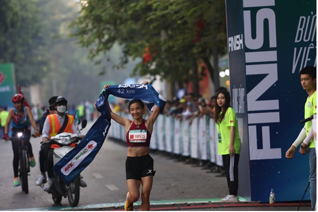 Giải chạy Quốc tế VPBank Hanoi Marathon 2022: cuộc đua bứt tốc ngoạn mục - Ảnh 5.