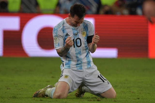 Ảnh: Messi được cả đội tung lên trời sau khi giành chức vô địch đầu tiên với ĐT Argentina - Ảnh 2.