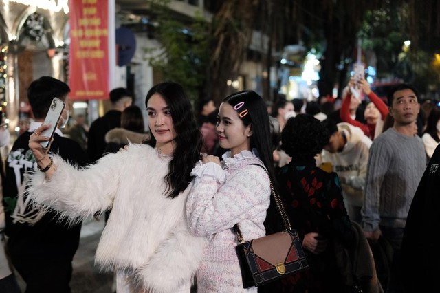 Cảnh tượng đông nghịt ở trung tâm Hà Nội đêm Giáng sinh: Hàng ngàn người đổ ra đường đi chơi, check-in - Ảnh 10.