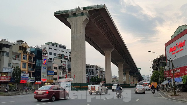 Công nhân đeo khẩu trang căng sức làm việc trên công trường đường vành đai 2 - Ảnh 1.