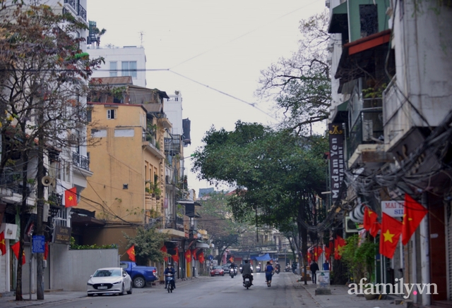 Hà Nội sáng mùng 1 Tết: Đường đông hơn mọi năm nhưng vẫn thênh thang yên bình đến lạ, người dân thong thả đạp xe, đi lễ đền Ngọc Sơn - Ảnh 11.