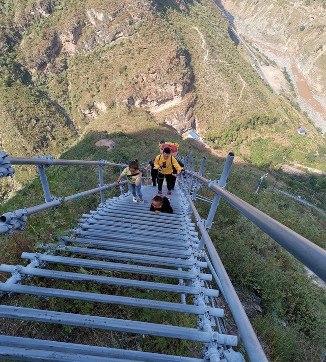 Ngôi làng nằm cheo leo bên vách đá làm giàu bằng cách khoe nghèo, thu nhập lên đến hơn 100 triệu đồng/tháng - Ảnh 1.