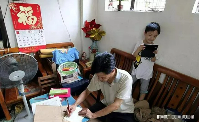 Căn hộ 30m2 không chịu di dời khiến chủ đầu tư phải chi thêm 100 triệu NDT xây cầu vượt 360 độ bao quanh tòa chung cư: Suốt 14 năm phải sống giữa khói bụi và tiếng ồn - Ảnh 4.
