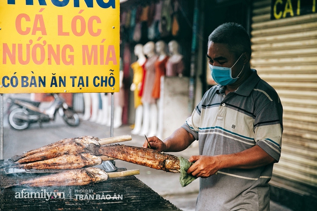 Đến tiệm bán mỗi ngày hơn 2.500 con cá lóc nướng mía, để biết món ăn này có gì đặc biệt mà người Sài Gòn năm nào cũng xếp hàng mang về cúng ông Táo!? - Ảnh 9.