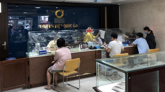  TP.HCM: Giá vàng tăng cao, lượng mua vào nhiều hơn bán ra - Ảnh 1.