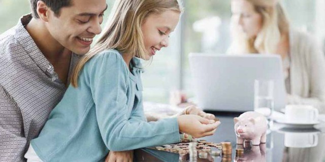 Con hỏi: Bố ơi, nhà mình nghèo lắm ạ? Cách người bố trả lời vừa hóa giải thắc mắc của con, vừa giúp con hiểu hơn về đồng tiền - Ảnh 2.