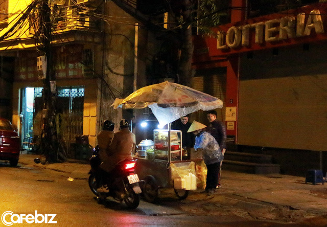 12h đêm giữa phố và chân tướng cuộc sống: Người khó khăn thực sự, tới ca thán cũng chẳng có thời gian - Ảnh 2.