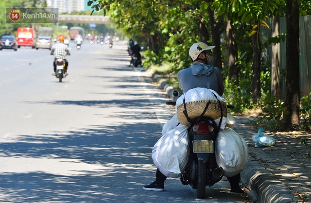 Nắng nóng đỉnh điểm lên đến gần 50 độ C tại Hà Nội: Mặt đường bốc hơi, người dân chật vật mưu sinh - Ảnh 13.