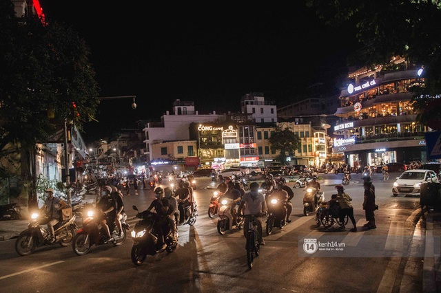 Một buổi tối cuối tuần ở khu hồ Gươm - trung tâm Hà Nội sau 3 tuần mở lại hàng quán trông như thế nào? - Ảnh 3.