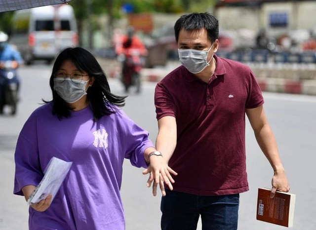  Ra cổng trường thi nhìn cảnh những ông bố đợi con hàng giờ giữa cái nóng đổ lửa: Ngày của Cha nhưng vẫn dành tất cả cho con! - Ảnh 3.
