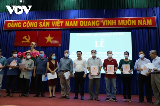 22 hộ dân ngoài ranh quy hoạch đô thị mới Thủ Thiêm nhận “sổ đỏ” - Ảnh 2.