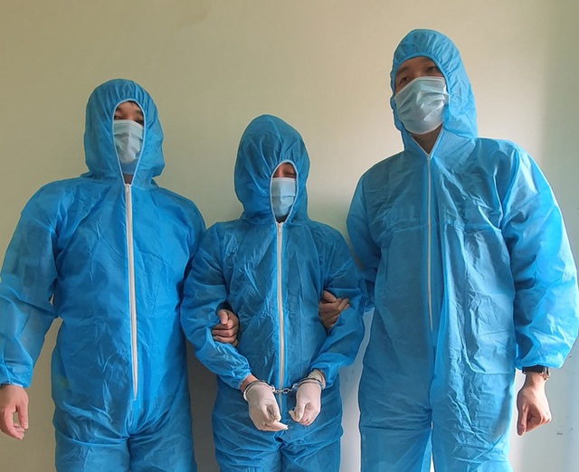  Hai người trong đường dây vận chuyển hàng chục ngàn tỉ đồng ra nước ngoài đầu thú - Ảnh 1.