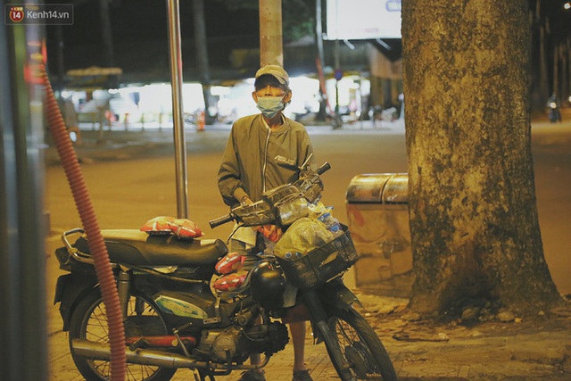 Người vô gia cư lay lắt trong đêm đầu Sài Gòn giãn cách: Con không có nhà, tối con ra Cầu Mống mà ngủ - Ảnh 21.