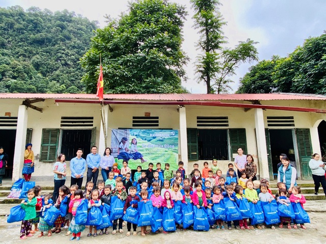 Eximbank tiếp tục hành trình “Sống là để yêu thương” - Ảnh 2.