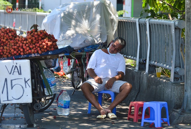 Nắng nóng đỉnh điểm lên đến gần 50 độ C tại Hà Nội: Mặt đường bốc hơi, người dân chật vật mưu sinh - Ảnh 12.