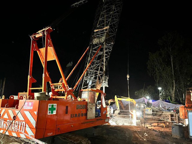  Tiếp tục nỗ lực xuyên đêm giải cứu bé trai lọt xuống trụ bê tông - Ảnh 4.