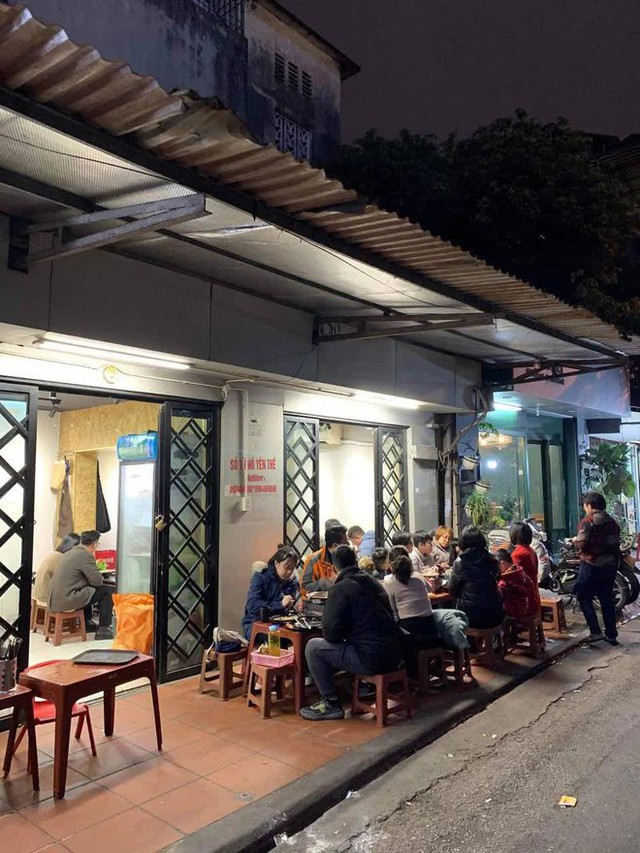 Không khí tối Hà Nội ngày 31/12: Hàng loạt quán xá, trung tâm thương mại đông đúc người đi chơi, ăn mừng chào đón năm mới - Ảnh 3.