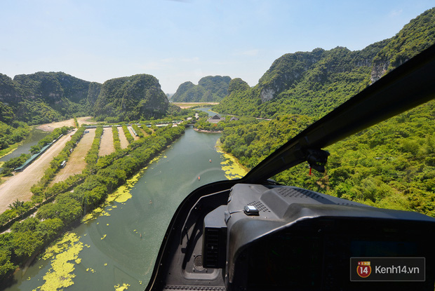 Đi Tràng An bằng máy bay: những vị khách đầu tiên đã được bay thử nghiệm ngắm cố đô trên trực thăng - Ảnh 11.