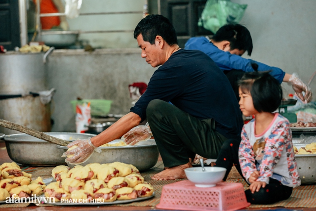 Làng bánh chưng Tranh Khúc nhộn nhịp vụ Tết: Những người thợ được lập trình cứ 30 giây xong một chiếc bánh, phải chế cho được nồi chứa 400 chiếc bánh mới chịu nổi lửa - Ảnh 10.