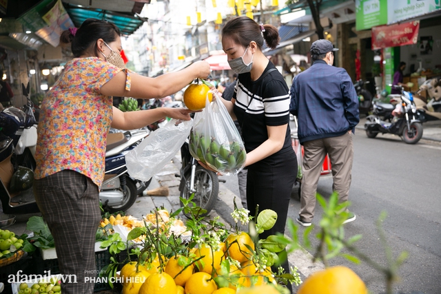 Hàng bưởi Diễn da vàng óng có từng búi hoa tươi trở thành món hàng siêu độc trên chợ nhà giàu Hà Nội, tận 100k/quả, bà chủ thu cả chục triệu mỗi ngày! - Ảnh 8.