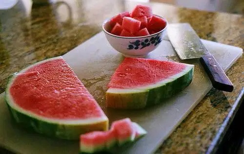 Cả gia đình nguy kịch vì ăn 1 loại quả để qua đêm, cảnh báo thêm 3 loại quả không nên bảo quản trong tủ lạnh - Ảnh 1.