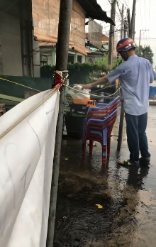 Để sống chung với dịch, một quán cơm nghĩ ra cách giao hàng không tiếp xúc cực xịn chỉ bằng món đồ chơi trẻ con - Ảnh 3.