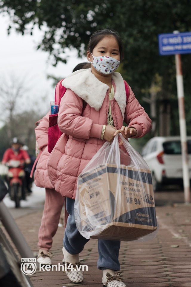 Loạt ảnh không thể bỏ qua của HS Tiểu học Hà Nội sau 9 tháng mới được quay lại trường: Biểu cảm cưng xỉu, thi nhau chạy vào lớp - Ảnh 9.