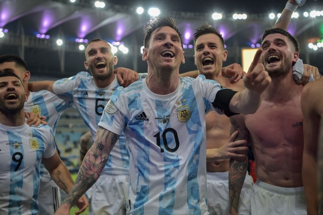 Ảnh: Messi được cả đội tung lên trời sau khi giành chức vô địch đầu tiên với ĐT Argentina - Ảnh 5.