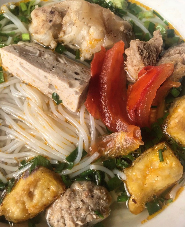  Tạp chí Vogue: Ngoài phở và bánh mì, còn 22 món ăn Việt Nam nhất định phải thử - Ảnh 1.