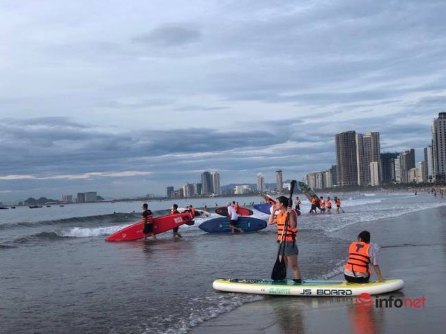 Người trẻ hào hứng chèo SUP trên biển từ tờ mờ sáng, tận hưởng bình minh - Ảnh 11.