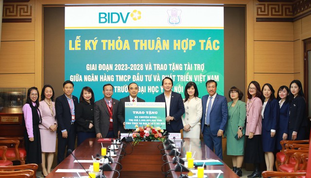 BIDV và Trường Đại học Y Hà Nội ký kết Thỏa thuận hợp tác giai đoạn 2023-2028 và trao tài trợ - Ảnh 2.