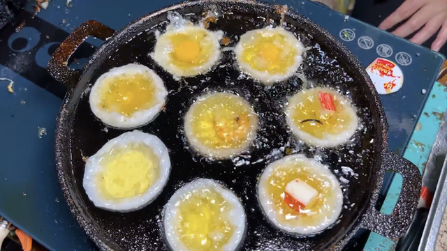 Đến chợ ẩm thực ở TP.HCM, du khách Mỹ cầm 1 triệu đồng ăn mãi không hết: “Nơi đây bán món ăn đường phố siêu rẻ” - Ảnh 13.