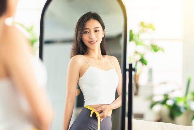  Chuyên gia dinh dưỡng “vạch mặt” 4 khung giờ dễ tăng cân nhất trong ngày, muốn có dáng xinh phải biết kiểm soát mồm miệng - Ảnh 1.