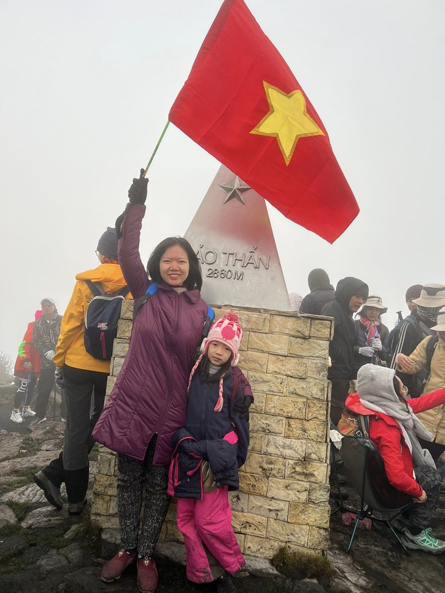Bé gái 7 tuổi chinh phục núi Lảo Thẩn, chia sẻ hình ảnh săn mây tuyệt đẹp tại nóc nhà của Y Tý - Ảnh 1.