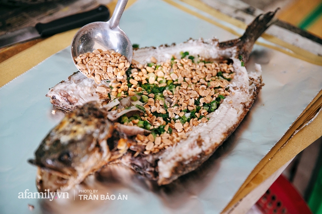 Đến tiệm bán mỗi ngày hơn 2.500 con cá lóc nướng mía, để biết món ăn này có gì đặc biệt mà người Sài Gòn năm nào cũng xếp hàng mang về cúng ông Táo!? - Ảnh 18.