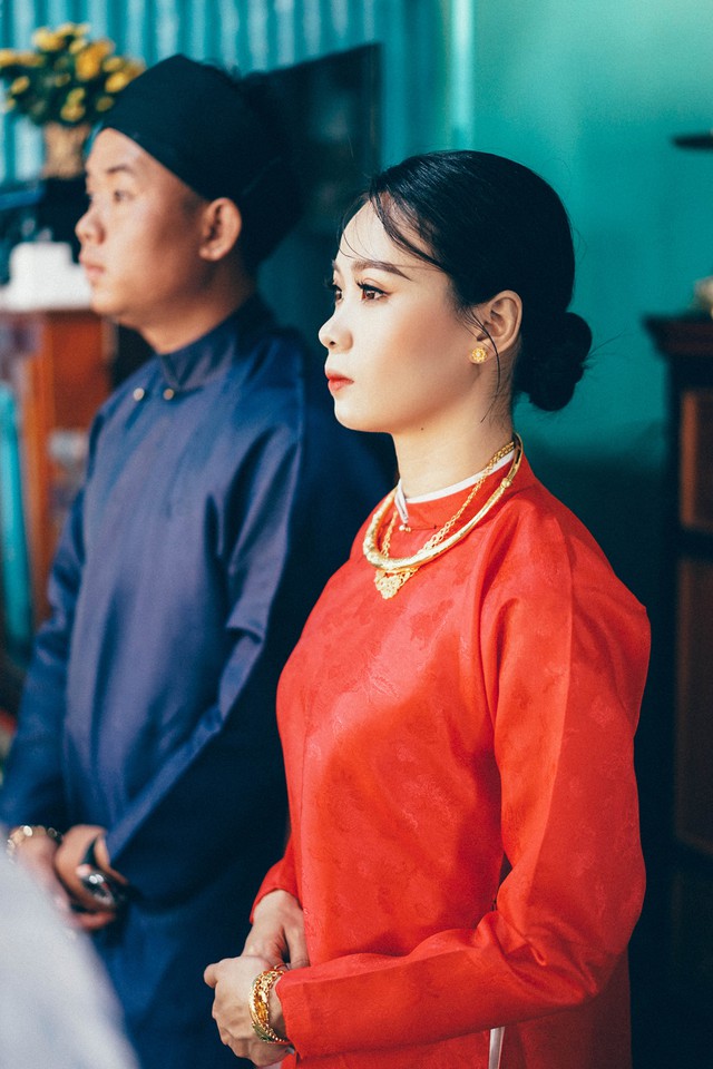 Gia đình phát mảng cỏ trong vườn cho con gái tổ chức hôn lễ: Phong cách đám cưới đậm chất miền Tây xưa, mặc áo dài đi guốc mộc đẹp xuất sắc! - Ảnh 17.