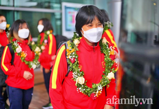 NÓNG: Chuyên cơ chở những cô gái vàng của bóng đá Việt Nam vừa hạ cánh sân bay Nội Bài - Ảnh 11.