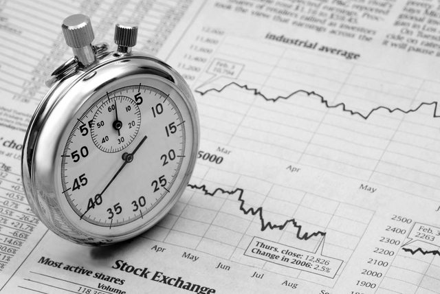 8 bí mật về tiền bạc 1% dân số là giới siêu giàu đều nằm lòng nhưng có thể bạn chưa biết: Số 1 liên quan đến lương, số 3 là thói quen khó bỏ của dân văn phòng - Ảnh 1.