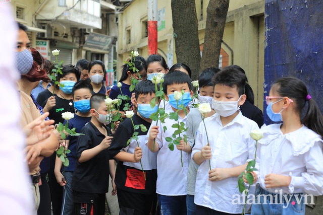 Nhói lòng những ánh mắt ngây thơ cùng nhành hoa trắng tiễn đưa nạn nhân nhỏ tuổi nhất trong vụ cháy nhà kinh hoàng trên phố Tôn Đức Thắng - Ảnh 4.
