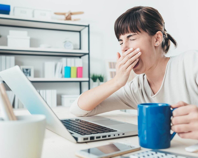 5 dấu hiệu cảnh báo đường huyết đã cao vượt mức, tiểu đường rình rập: Người trẻ thường xuyên thức khuya, ăn ngon tuyệt đối đừng chủ quan - Ảnh 2.