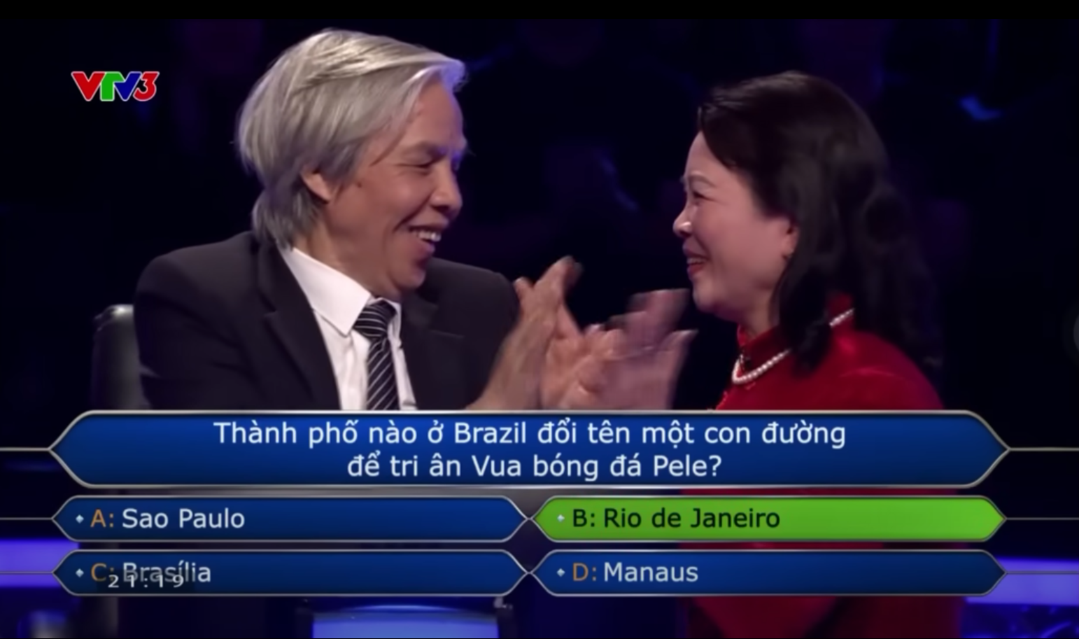 Chơi Ai là triệu phú, ông chú Hà Nam nhờ vợ trợ giúp câu hỏi về Vua bóng đá Pele: "Tôi quyết không nghe Tào tháo!" - Ảnh 3.