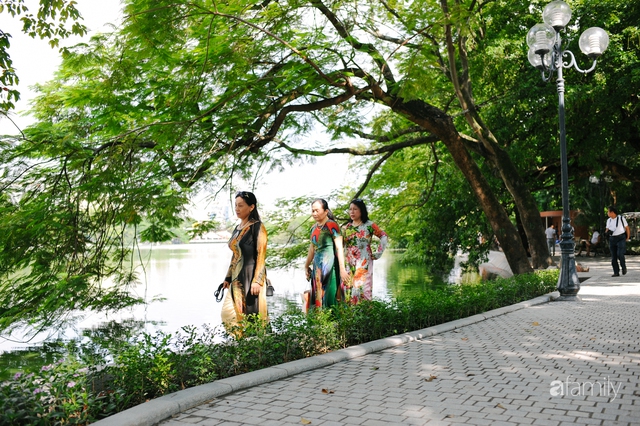 Hồ Gươm thay áo mới, người Hà Nội rủ nhau đi dạo trên vỉa hè lát đá đẹp như công viên ở trời Âu, tận hưởng tiết trời thanh mát đầu đông - Ảnh 8.