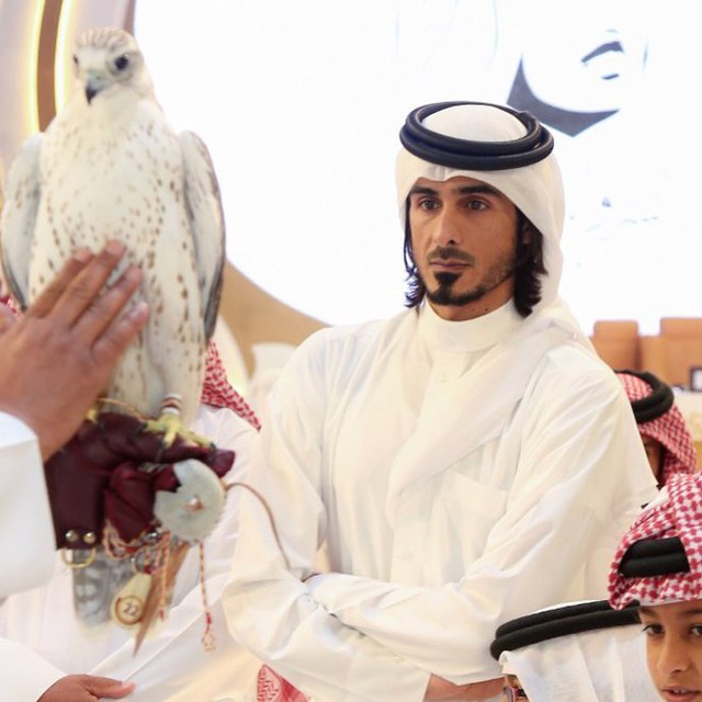  Anh em hoàng tử Qatar gây bão khán đài World Cup: Người anh khí chất đã kết hôn, tuổi của cậu em gây bất ngờ - Ảnh 2.