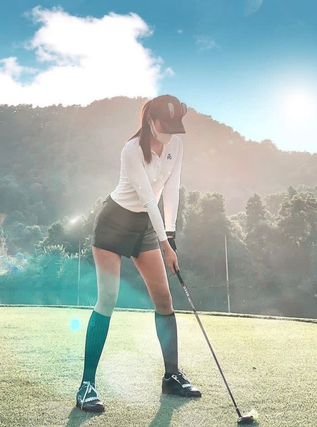 Phong cách trên sân golf của các mỹ nhân Việt: Năng động, đẳng cấp nhưng vẫn cực duyên dáng, hút mọi ánh nhìn, không ít đấng mày râu bị “đánh gục” - Ảnh 17.