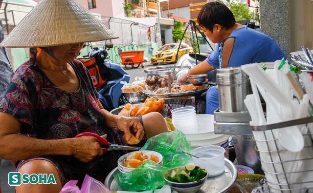 Quán cháo lòng 80 năm vẫn giữ nguyên hương vị, nấu trong nồi làm từ 2 cái chậu nhôm - Ảnh 6.